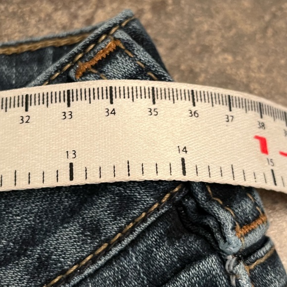 Silver Jeans Low rise curvy flared jeans with distressed hems. 29 EUC - Picture 9 of 16